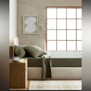 NWOT Quince 4 piece European Linen Sheet Set Dusty Olive Drawstring Bag